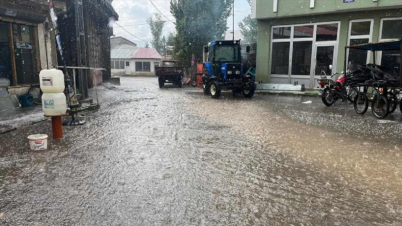 Kars ve Ağrı'da kuvvetli yağış ve dolu hayatı felç etti!