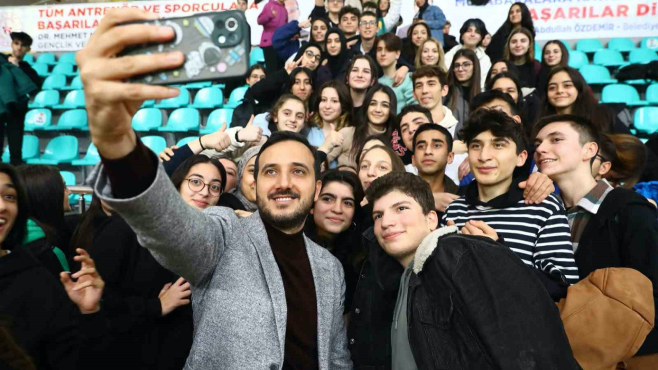 Bütün belediyelere örnek olsun! Bağcılar Belediyesi’nden üniversite öğrencilerine 10 bin TL başarı ödülü!