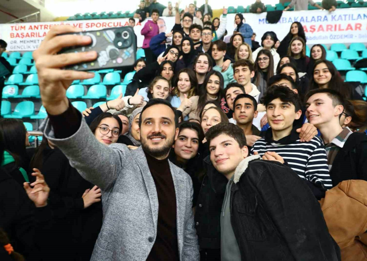 Bütün belediyelere örnek olsun! Bağcılar Belediyesi’nden üniversite öğrencilerine 10 bin TL başarı ödülü!