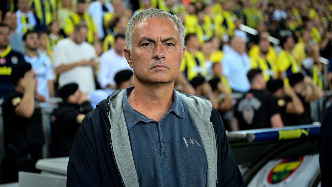 Jose Mourinho oyuncularına sert yüzünü göstermeye başladı! "Gereğini yaparım merak etmeyin!"