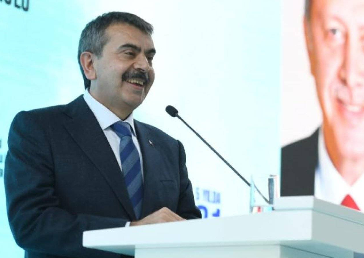 Bakan Yusuf Tekin'den kendisine önce hakaret edip sonra özür dileyen öğretmene cevap