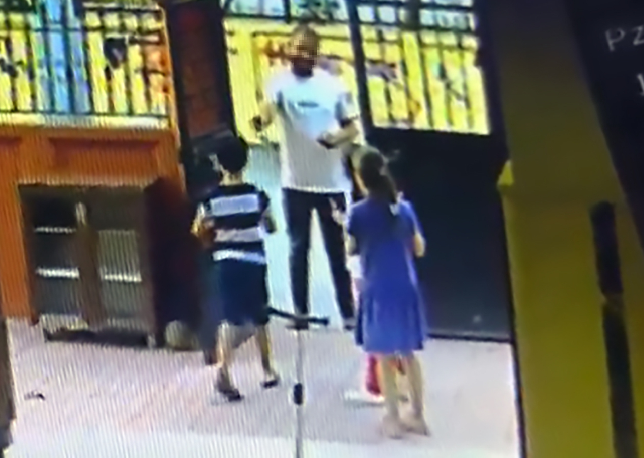 Adana'da çocuk sapığı korkusu! Para verip "çok tatlısınız" diyen şüpheliyi polis her yerde arıyor