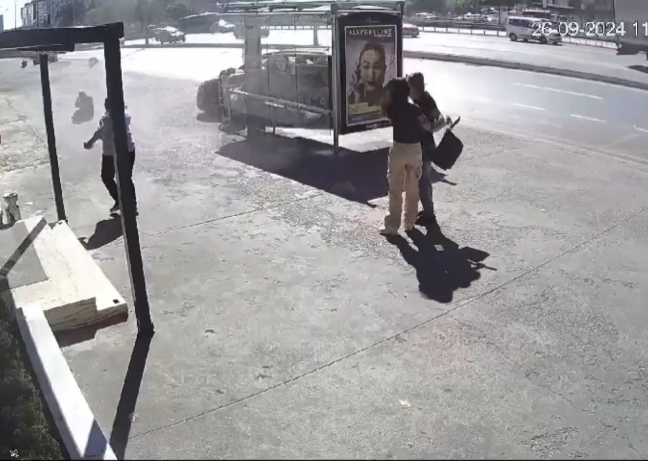 Esenyurt'ta lastiği patlayan otomobil otobüs durağına daldı, facia ucuz atlatıldı