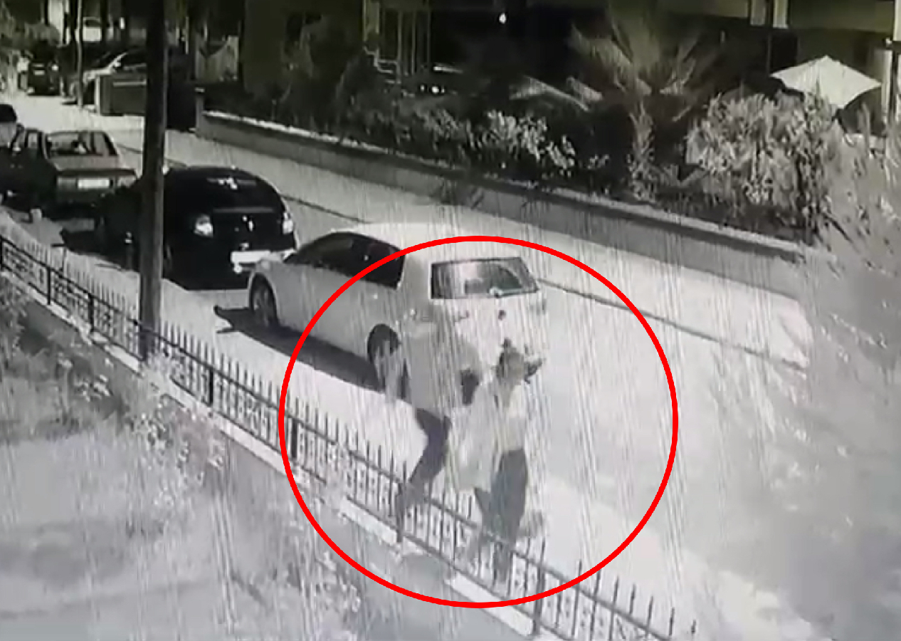 Sinsice takip ettiği kadını arkadan bıçakladı, saldırı anı kameralara yansıdı
