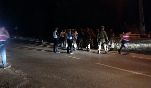 İki polisi pompalı tüfekle yaraladı...