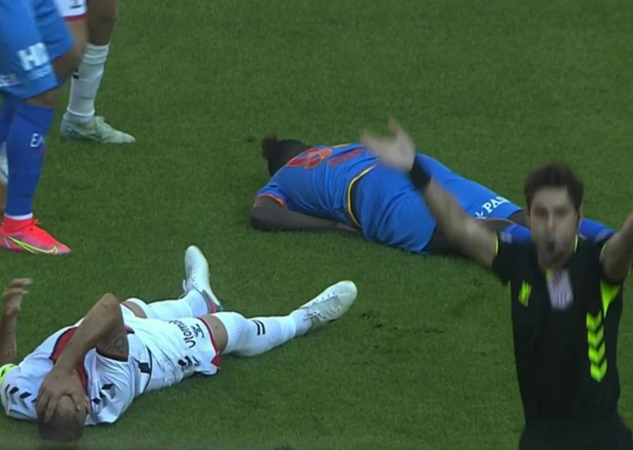 Süper Lig'de yürekler ağıza geldi: Hareketsiz kaldı, ambulansla hastaneye kaldırıldı!