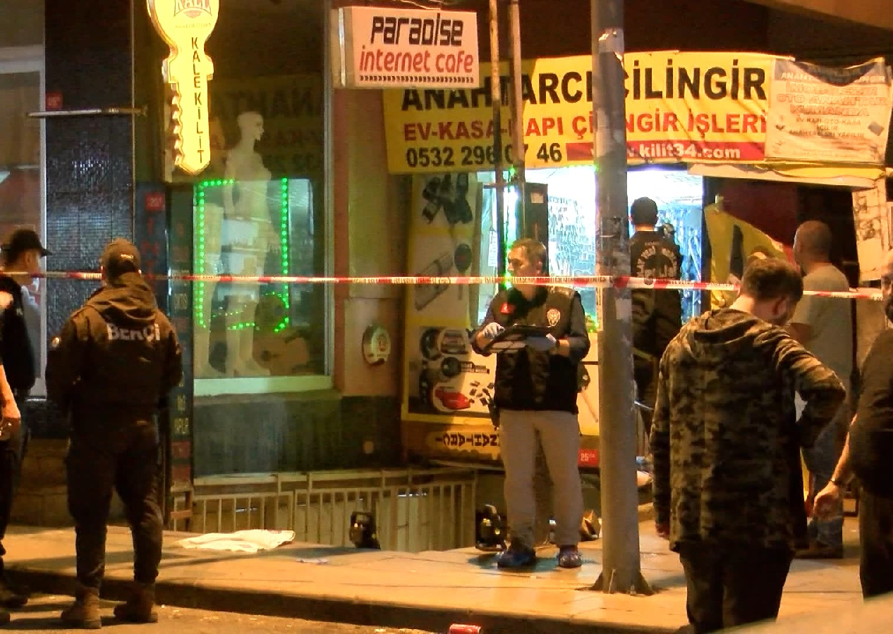 Küçükçekmece'de motosikletli saldırganlar internet kafeye patlayıcı madde attı