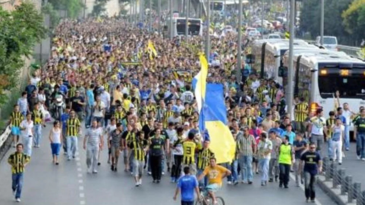Fenerbahçe taraftarı Ali Koç'u istifaya çağırıyor! Tarihi yürüyüş başladı