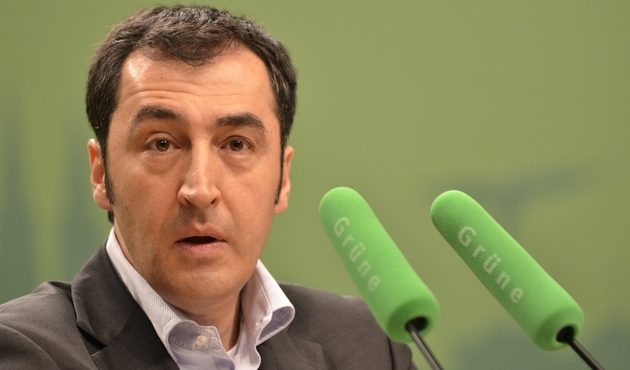 Türkiye düşmanı Cem Özdemir'e Ermenistan'dan ödül...