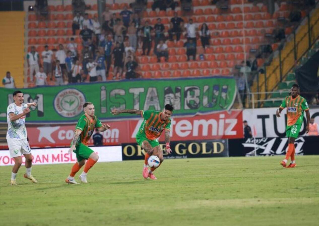 Çaykur Rizespor taraftarları, Alanyaspor maçının ardından takımlarını saha kenarında sorguya çekti!