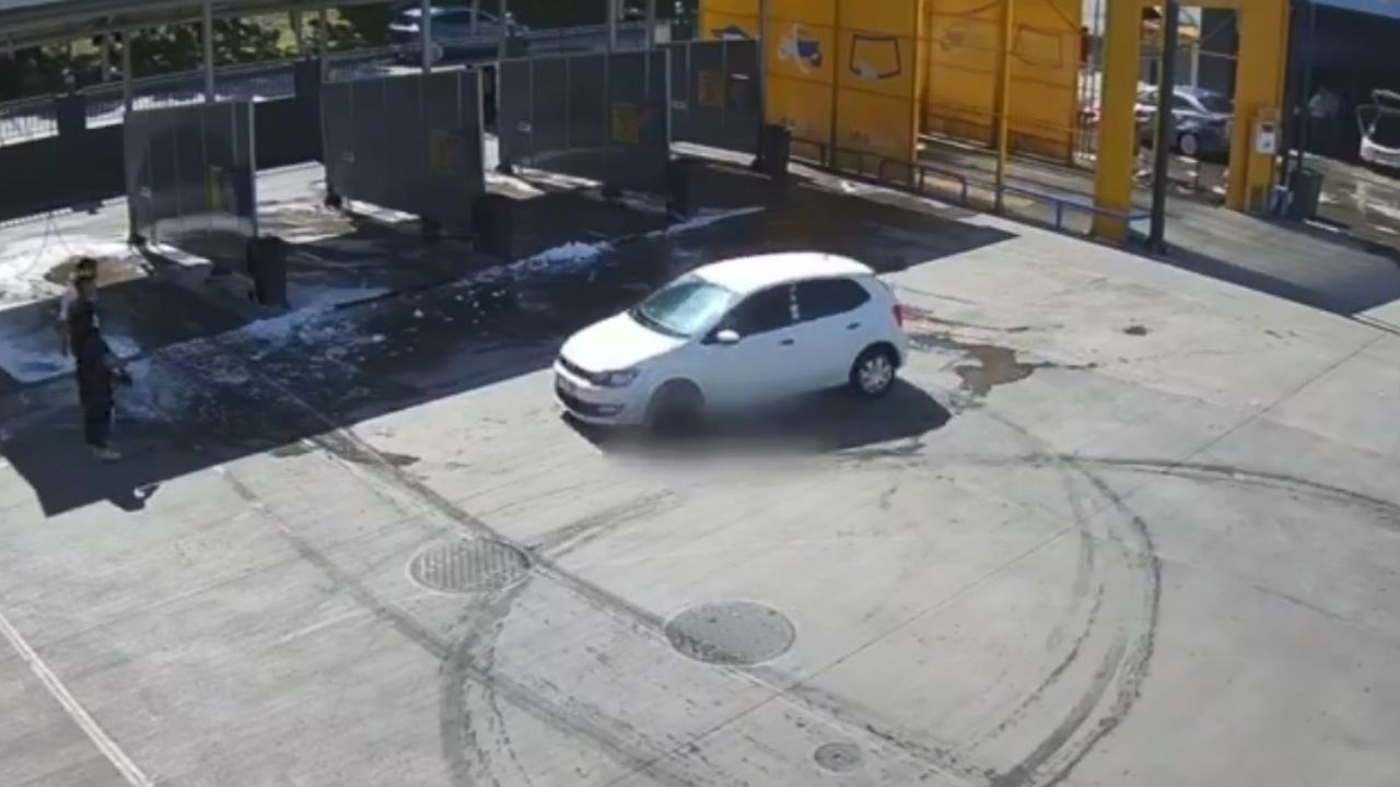 Akaryakıt istasyonunda tehlikeli drift! O anlar kamerada!