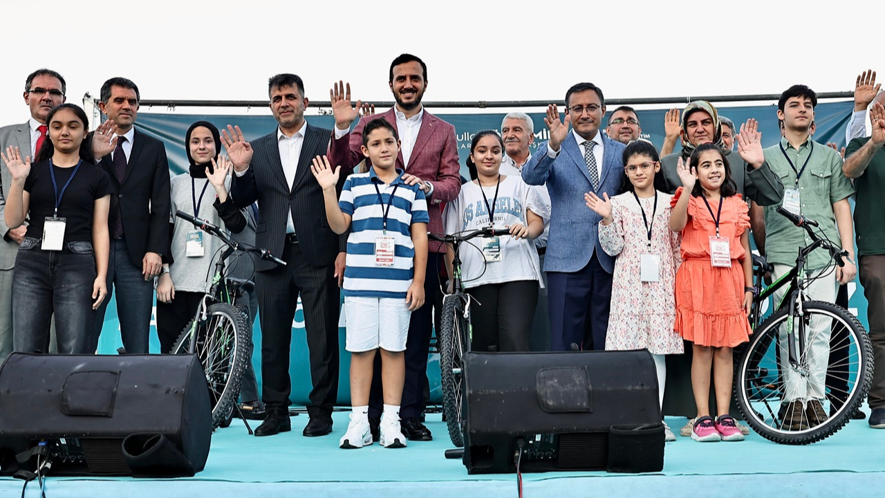 Bağcılar Belediyesi'nden gençleri okuma alışkanlığı kazanmaya teşvik eden yarışma! Başarılı olan 320 öğrenciye bisiklet hediye edildi