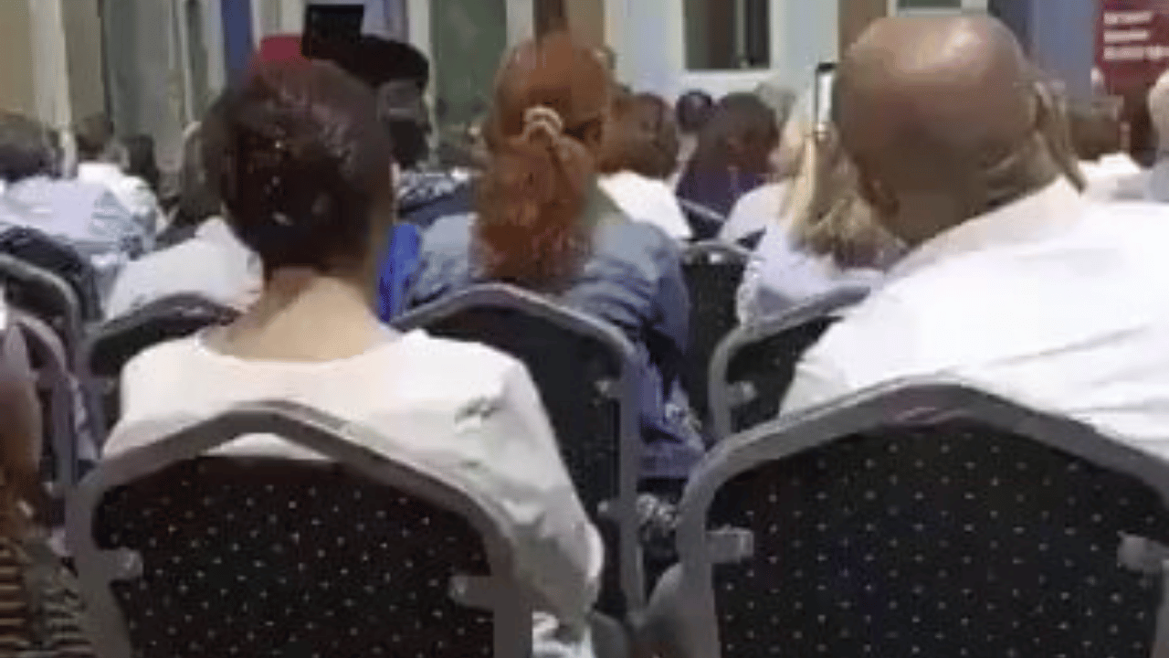 İstanbul'da bir sinagogda Yahudiler hep bir ağızdan İzmir Marşı söyledi!