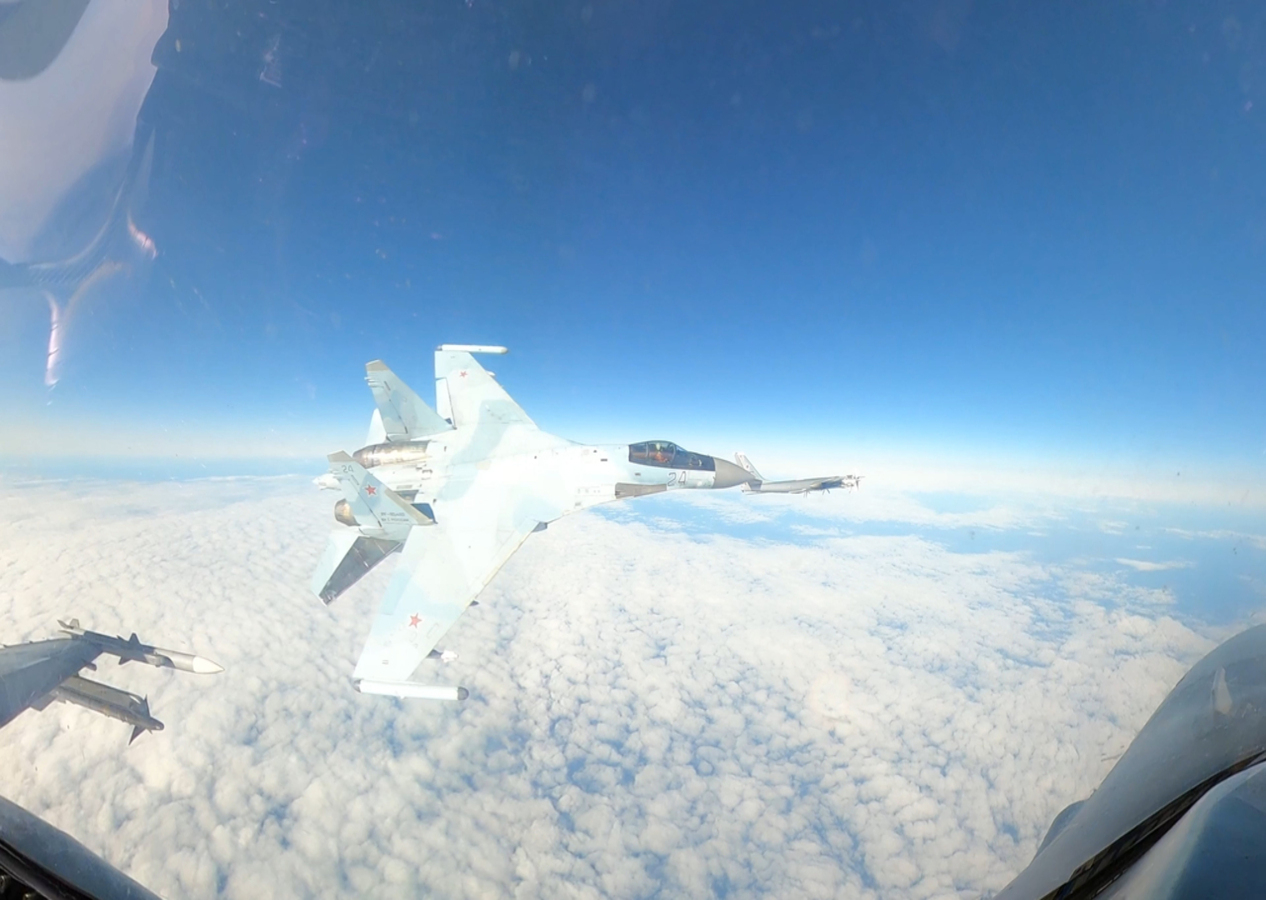 Alaska semalarında korkutan düello: Rus savaş uçağı Su-35 ABD F-16 uçaklarını teğet geçti!