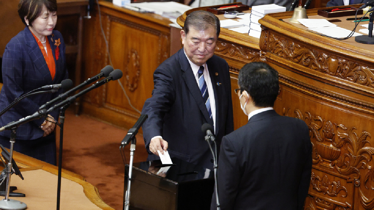 Japonya'nın yeni başbakanı eşcinsel evliliği savunan Shigeru Ishiba oldu