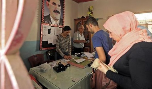 Öcalan posterleri önünde oy kullandılar!