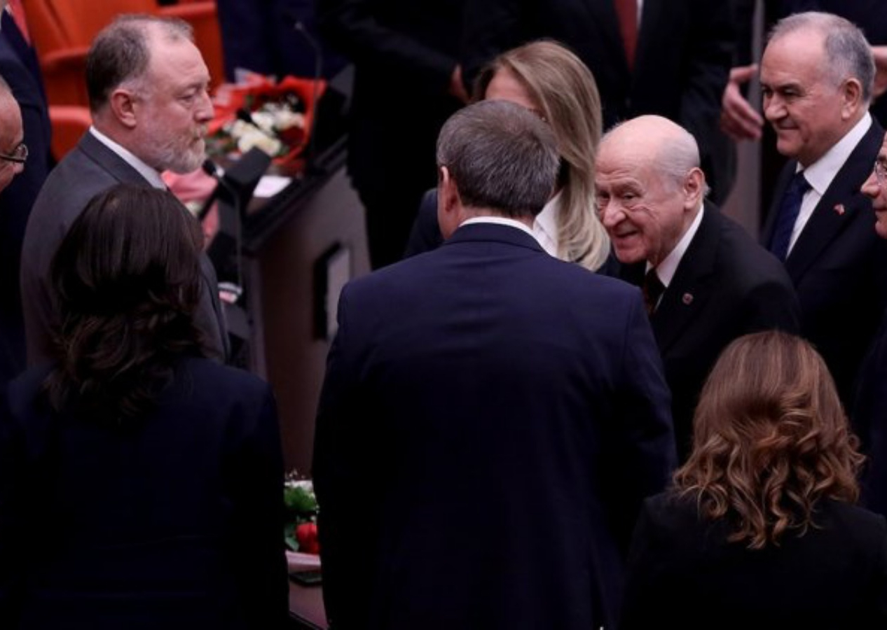 TBMM'nin yeni yasama yılında tarihi anlar! MHP lideri Devlet Bahçeli, DEM Partililerle tokalaştı