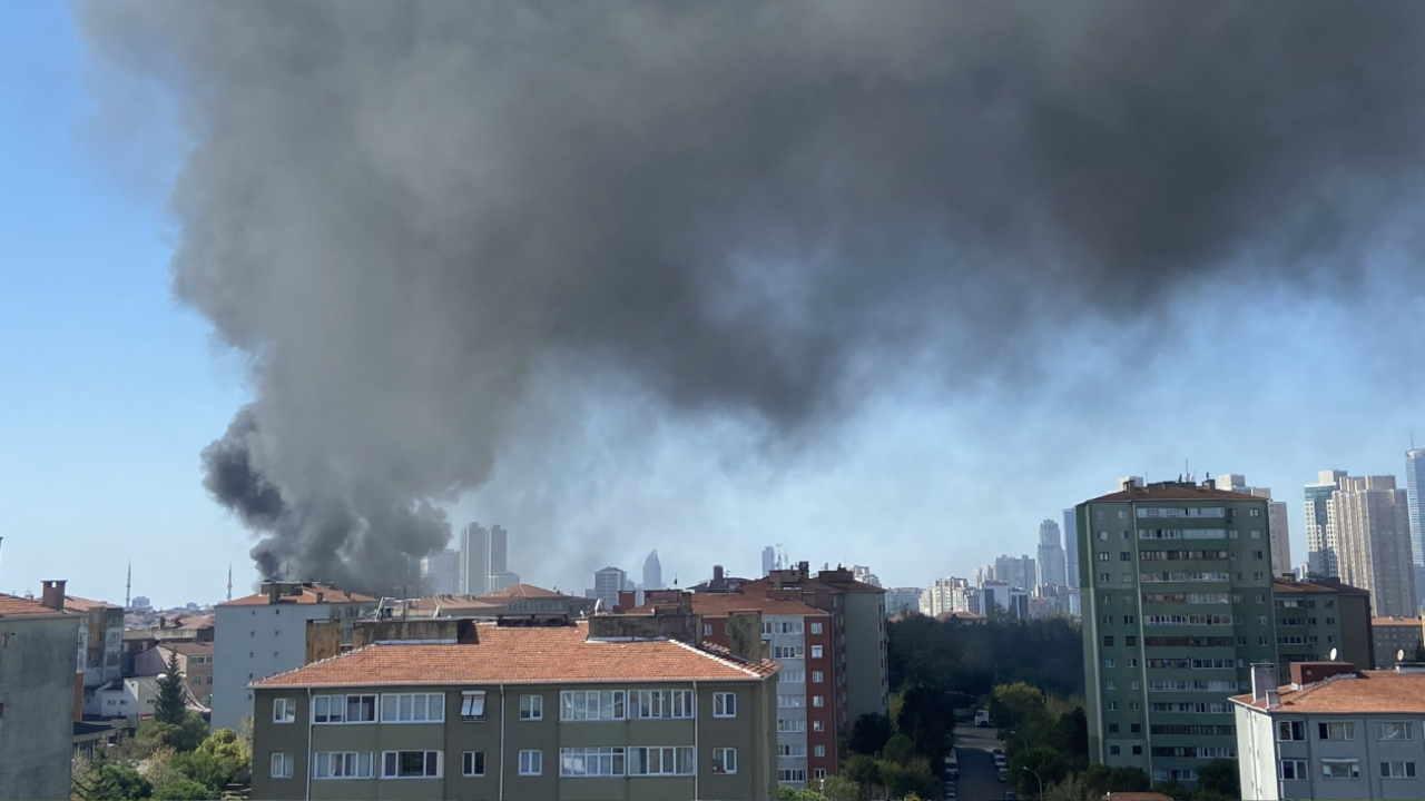 Ataşehir'de bir binanın çatısında çıkan yangın diğer apartmanlara sıçradı, çok sayıda itfaiye ekibi sevk edildi