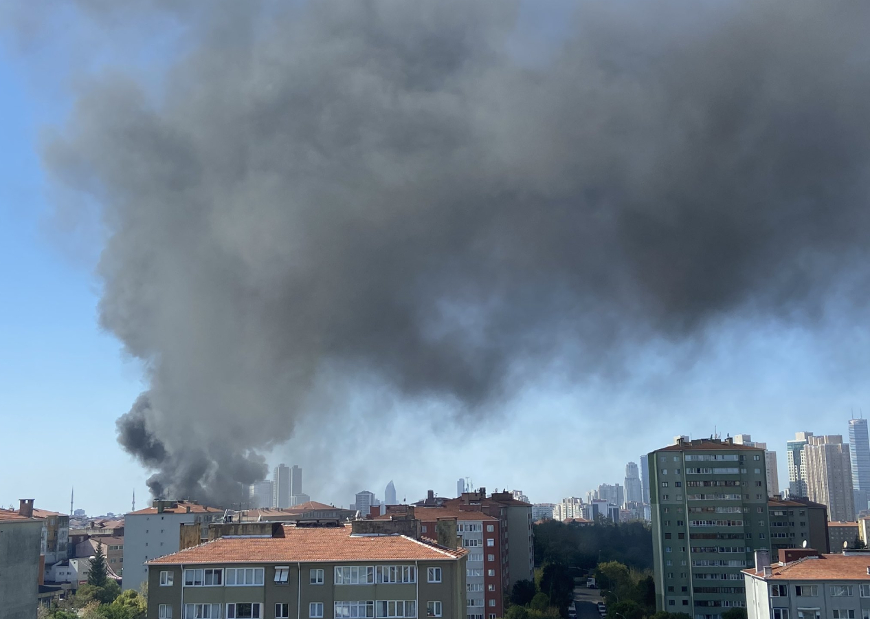 Ataşehir'de bir binanın çatısında çıkan yangın diğer apartmanlara sıçradı, çok sayıda itfaiye ekibi sevk edildi
