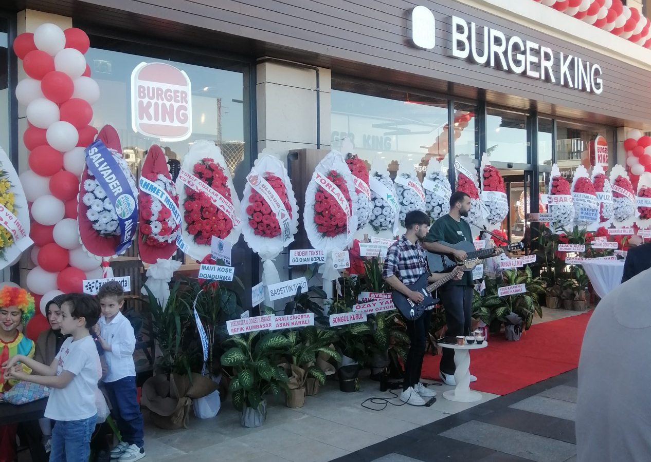 Rize'deki Burger King açılışında İsrail’i protesto etmek isteyen vatandaş tekme tokat dövüldü
