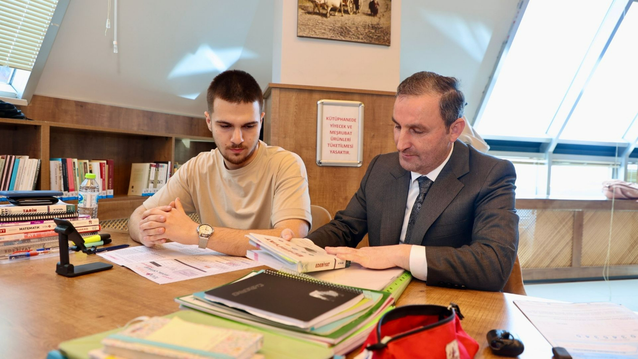 Sultanbeyli Belediyesi'nden Üniversite kazanan öğrencilere 10 bin TL başarı ödülü!