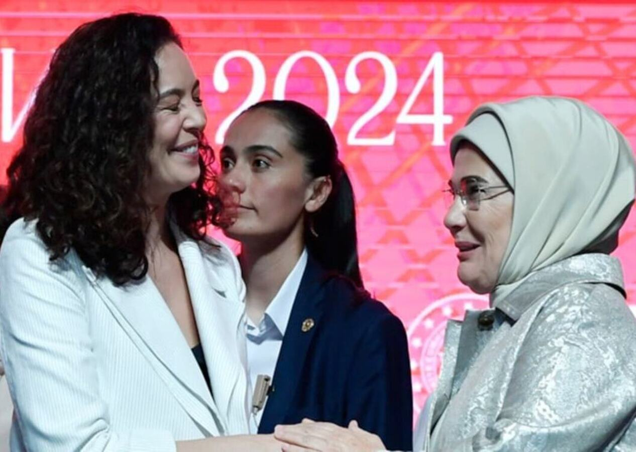 Azra Akın Emine Erdoğan'a teşekkür etti, linç edenlere tepki gösterdi!