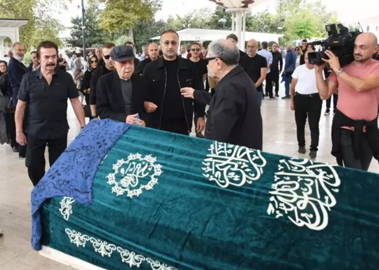 Bir babanın kızına vedası! Mazhar Alanson, kızının cenaze töreninde ayakta zorlukla durdu