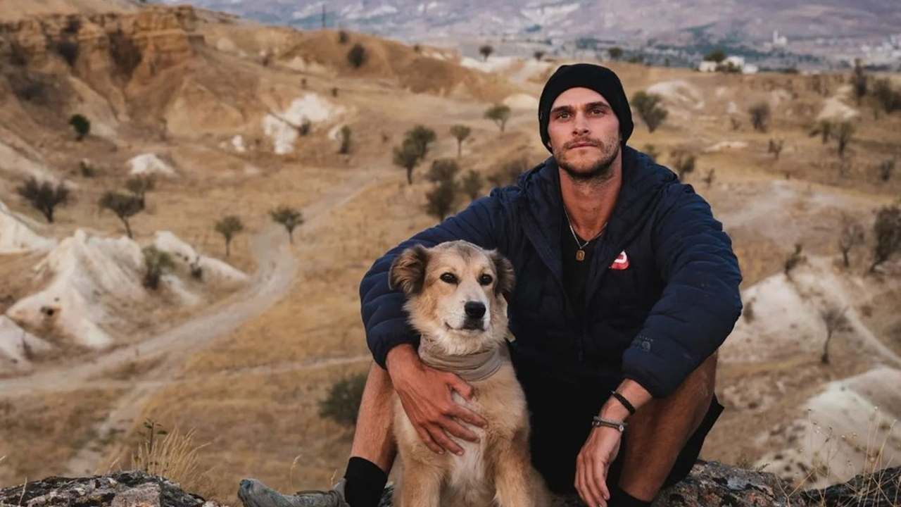 Köpeğiyle birlikte yürüyerek dünyayı dolaştı, Guinness Dünya Rekorları'na girdi! 38 ülke gezdi ama aklı Türkiye'de kaldı