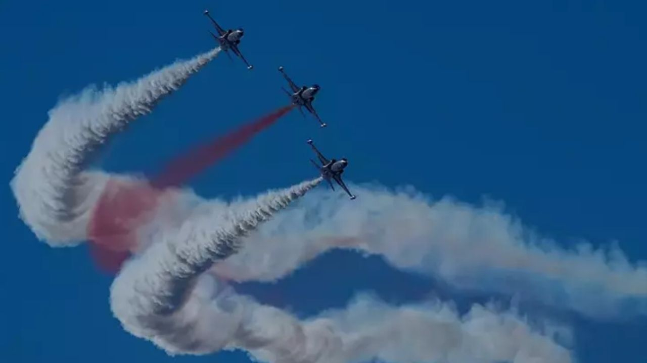Alper Gezeravcı'dan F-16 uçağı ile büyüleyen gösteri uçuşu!