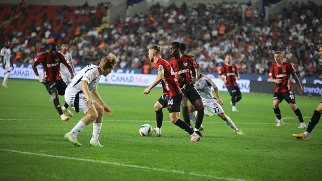 Beşiktaş uzatmalarda yıkıldı, deplasmanda 2 puan bıraktı! Gaziantep FK 1 - 1 Beşiktaş | Maçın özeti