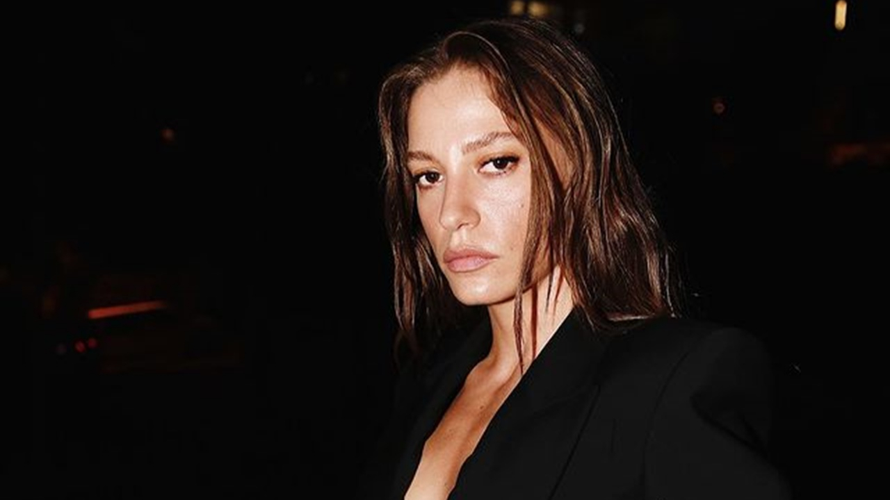 Ünlü oyuncunun ödül töreni tarzı olay oldu! Serenay Sarıkaya'ya sosyal medyadan mesaj yağdı...