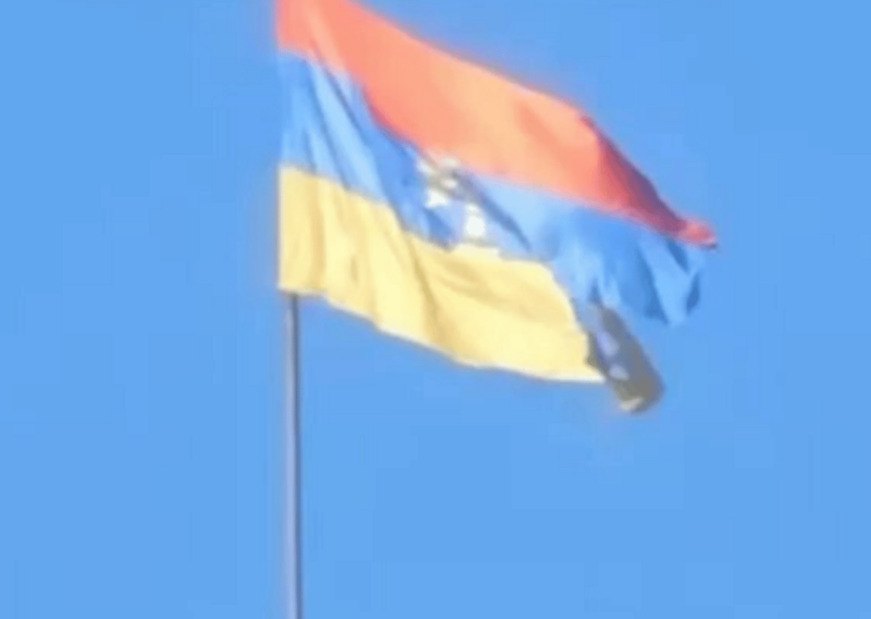 Ermenistan, Azerbaycan sınırına üzerine haç işaretli bayrak dikti!