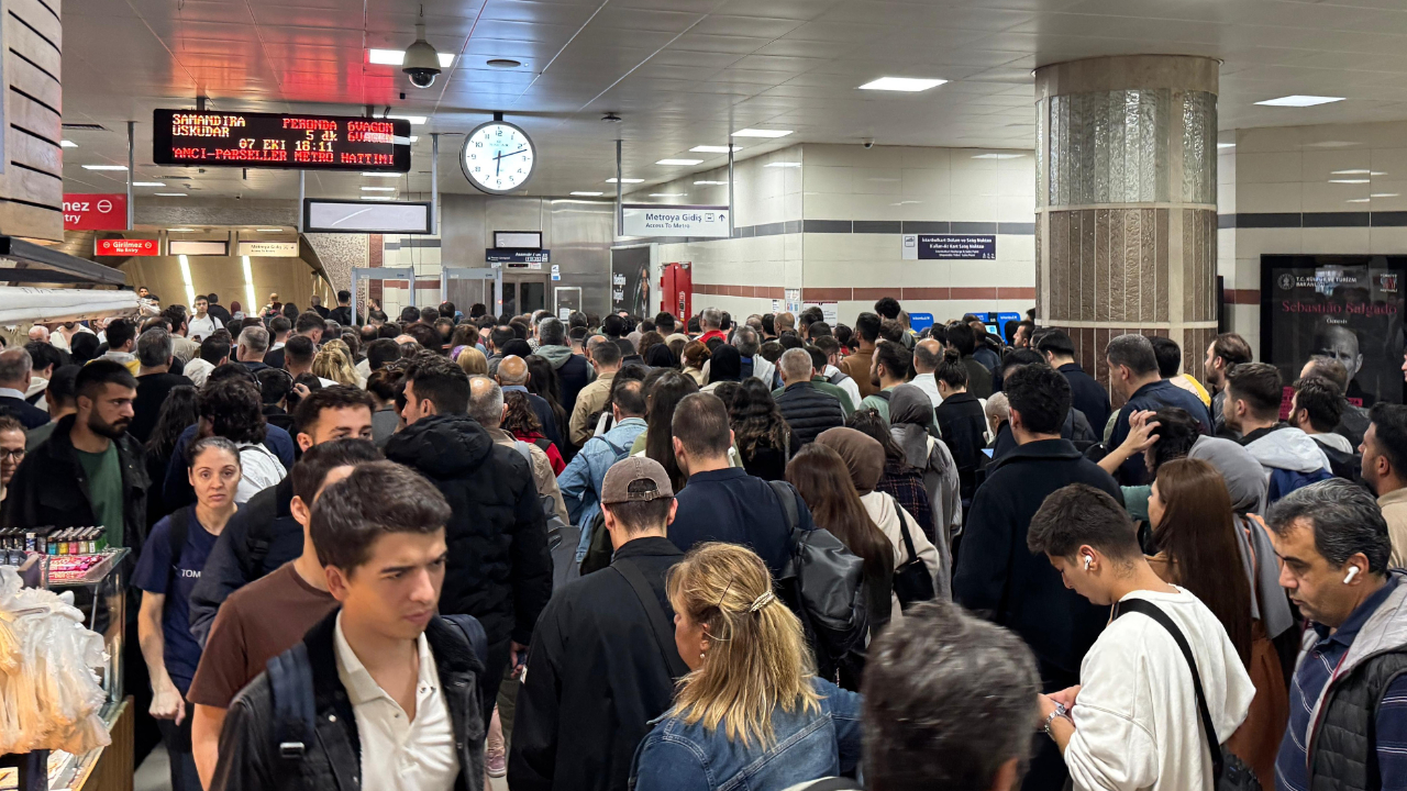 İstanbullu yine yolda kaldı! Metro hattında turnikeler çalışmadı! Yoğunluk yaşandı!