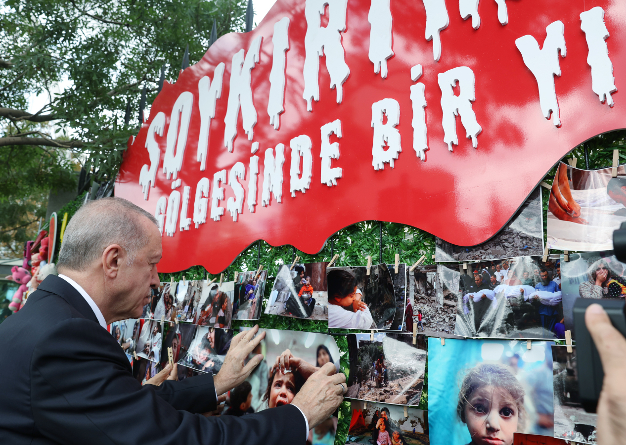 Cumhurbaşkanı Erdoğan "Soykırımın Gölgesinde Bir Yıl" panosunu ziyaret etti