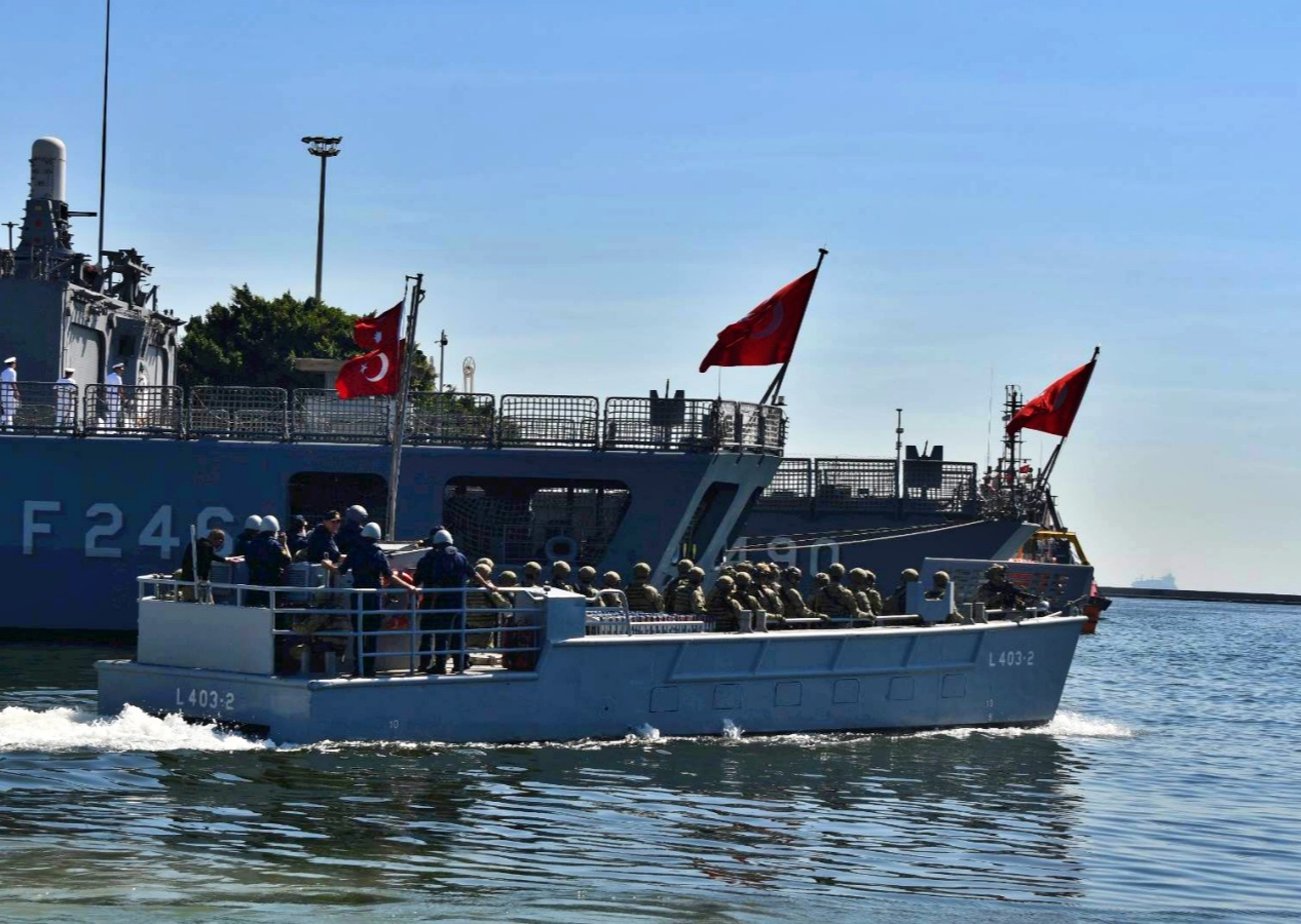 Lübnan'daki Türkler ülkeden ayrılıyor! Tahliye gemilerimiz Beyrut Limanı'nda...