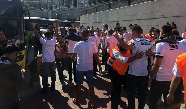 Beşiktaşlı taraftarlar, Kadıköy’e hareket etti / VİDEO