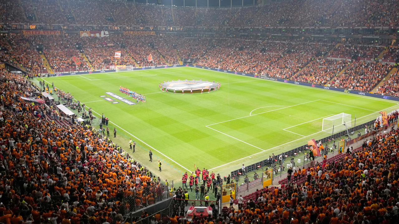 Galatasaray'a UEFA'dan uyarı geldi! Taraftarlar uzun süredir buna dikkat çekiyordu