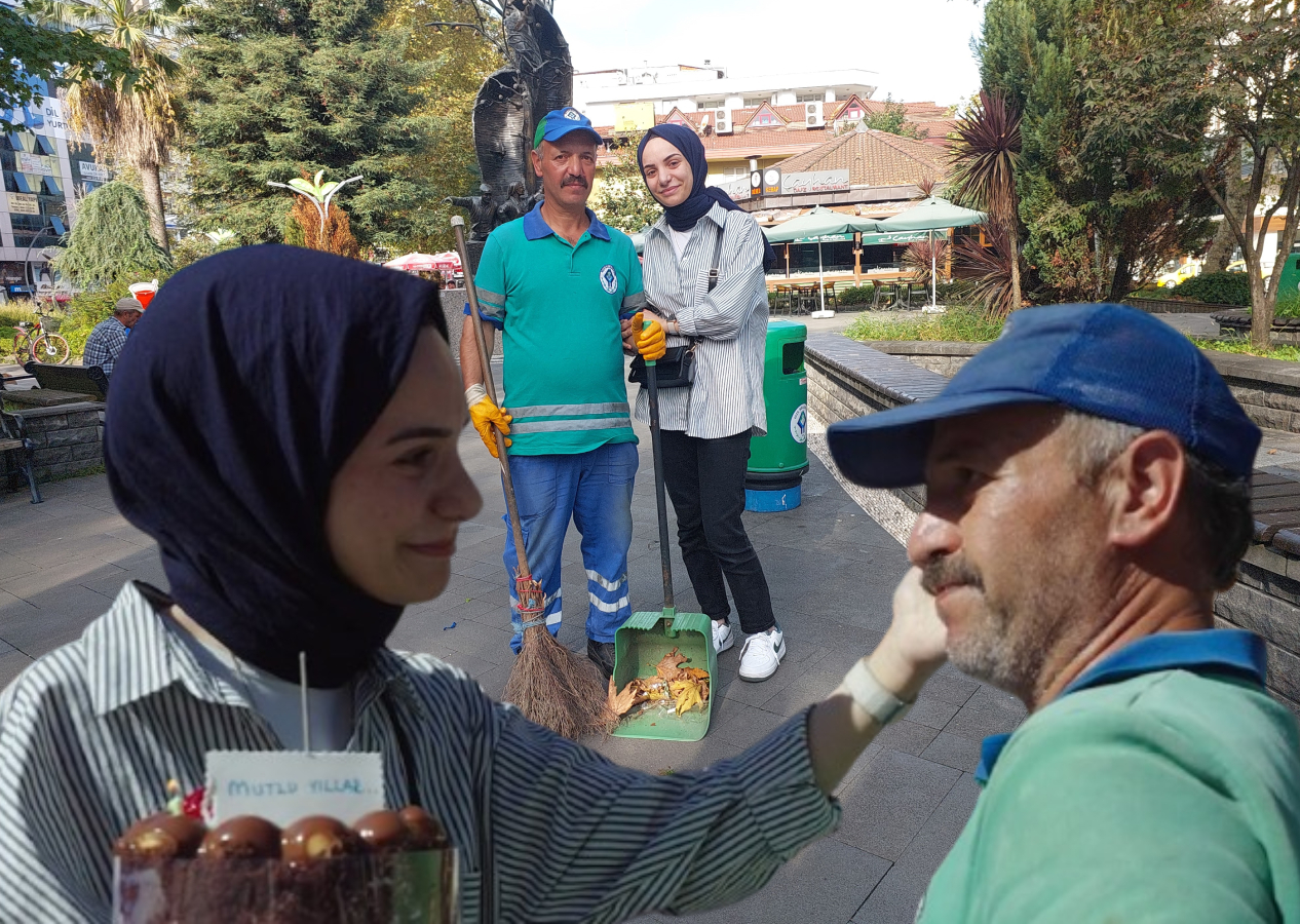 Rize'de temizlik işlerinde çalışan babasına duygulandıran doğum günü sürprizi