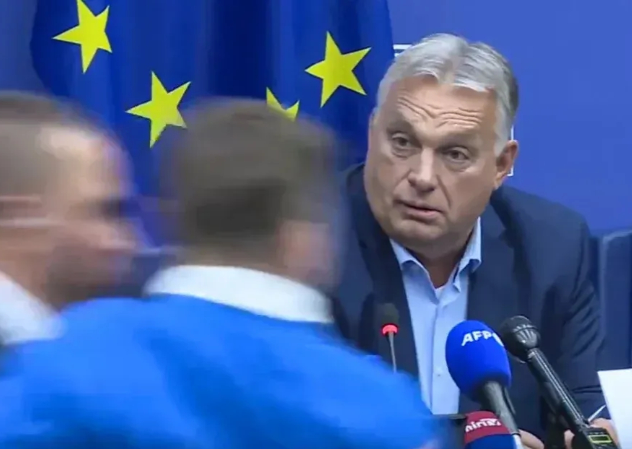 Viktor Orban'a Avrupa Parlamentosu'nda şok protesto: Yanına yaklaşan aktivist yüzüne para fırlattı