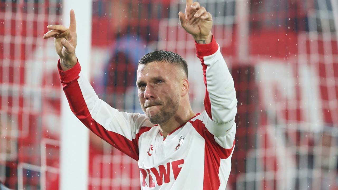 Alman yıldız Lukas Podolski gözyaşları içinde yeşil sahalara veda etti