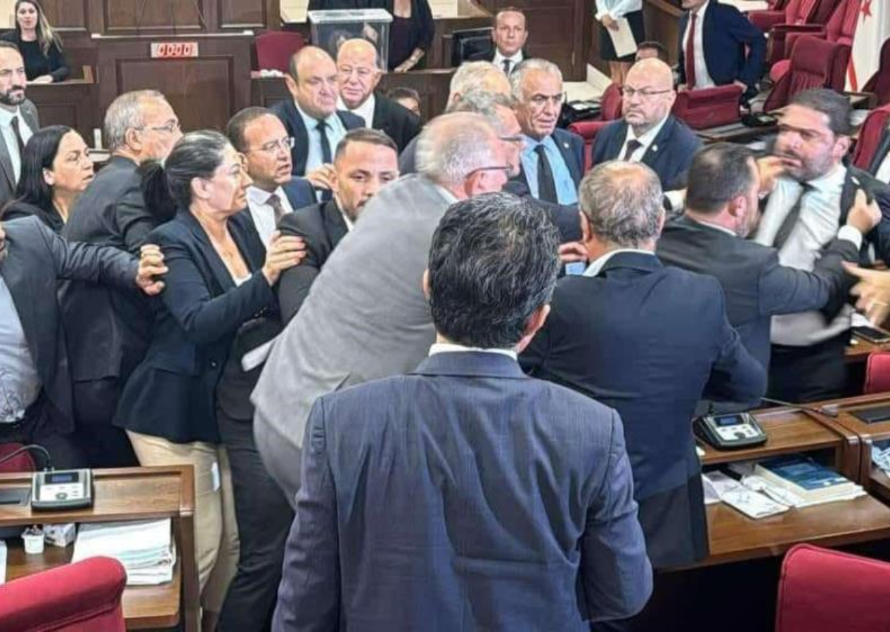 KKTC'de meclis başkanlığı krizi: Milletvekilleri oylamada birbirine girdi, yumruklar konuştu