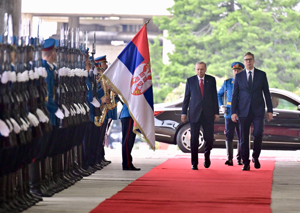 Vucic'le ikili görüşme; Cumhurbaşkanı Erdoğan Sırbistan'da 7 pare top atışıyla karşılandı