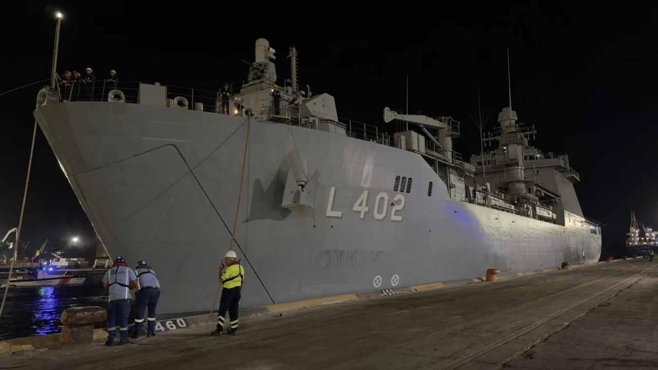 Lübnan'dan ilk tahliye: Türk vatandaşları TCG Bayraktar ile Mersin'de!