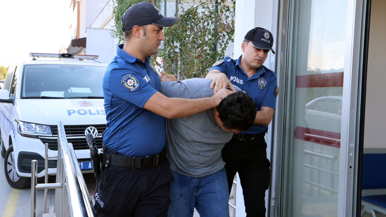 Muayene sırası bekleyen çocuğa yetişkin filmi izlettiği iddiasıyla dövüldü; "Yanlışlıkla açıldı" dedi