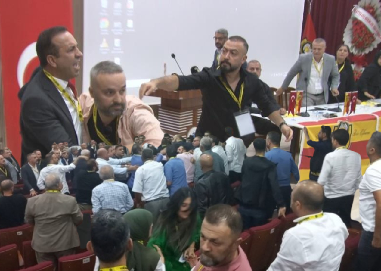 Yeni Malatyaspor kongresinde yumruklu kavga; Adil Gevrek karşıtları kürsüye yürüdü