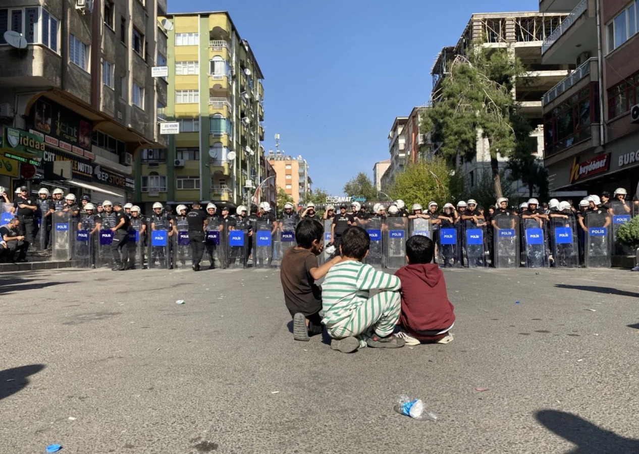 PKK sempatizanlarından çocuk istismarı: Diyarbakır'da polise karşı kullandılar!