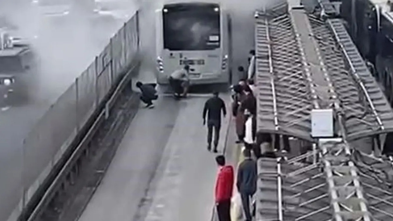 Sefaköy metrobüs durağında yangın paniği! Seyir halindeki metrobüsten dumanlar yükseldi...