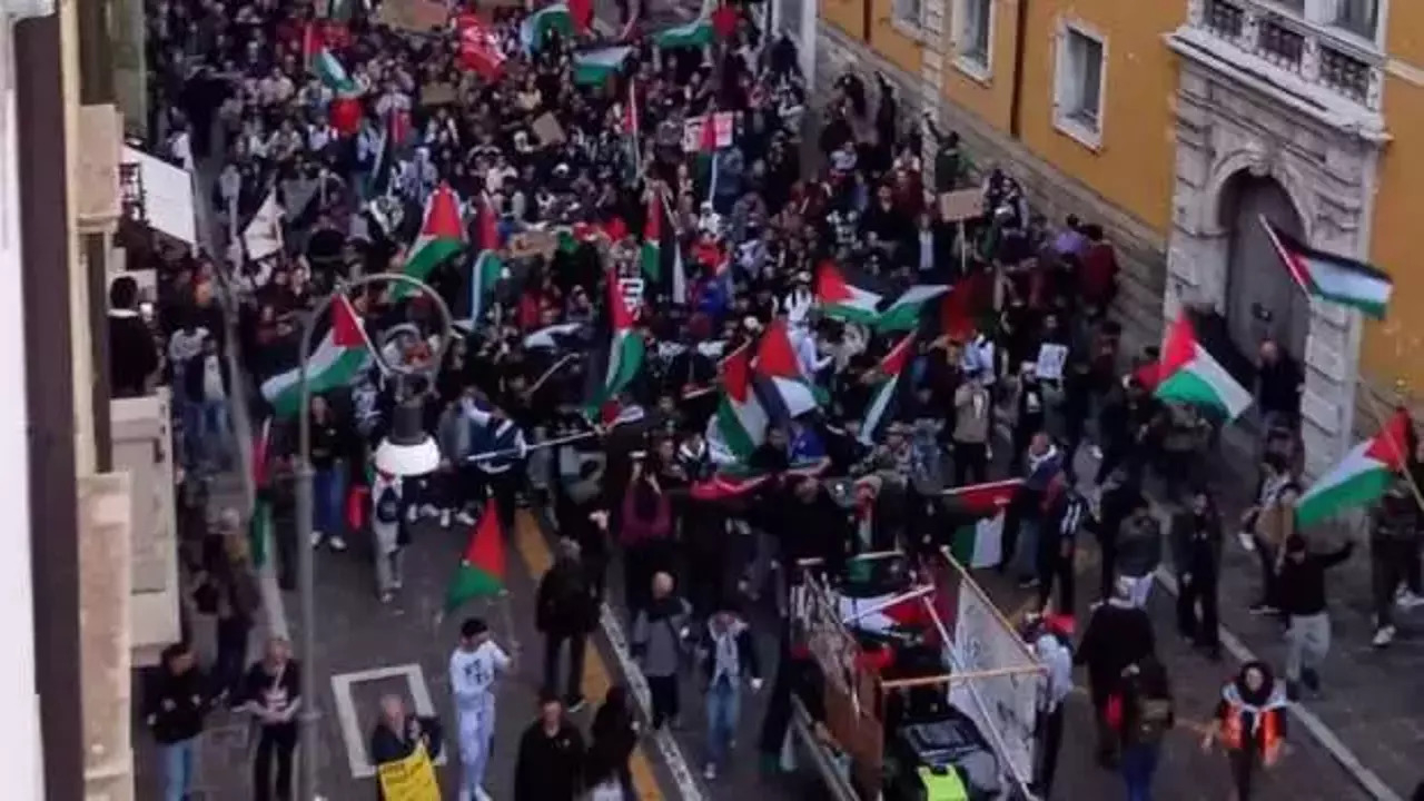 İsrail maçı öncesi İtalya sokaklarında Filistin bayrakları dalgalandı!