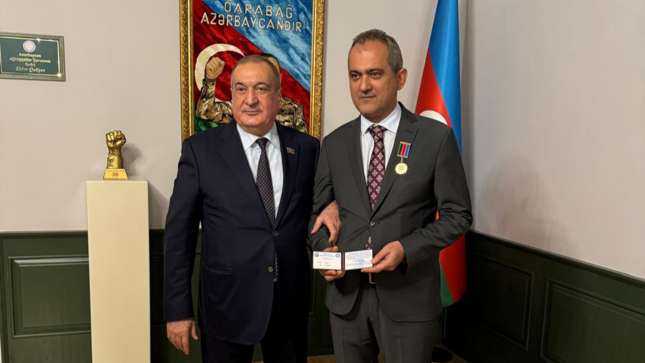 SuperHaber yazarı eski Milli Eğitim Bakanı Mahmut Özer'e Fahri Aksakal şeref nişanı
