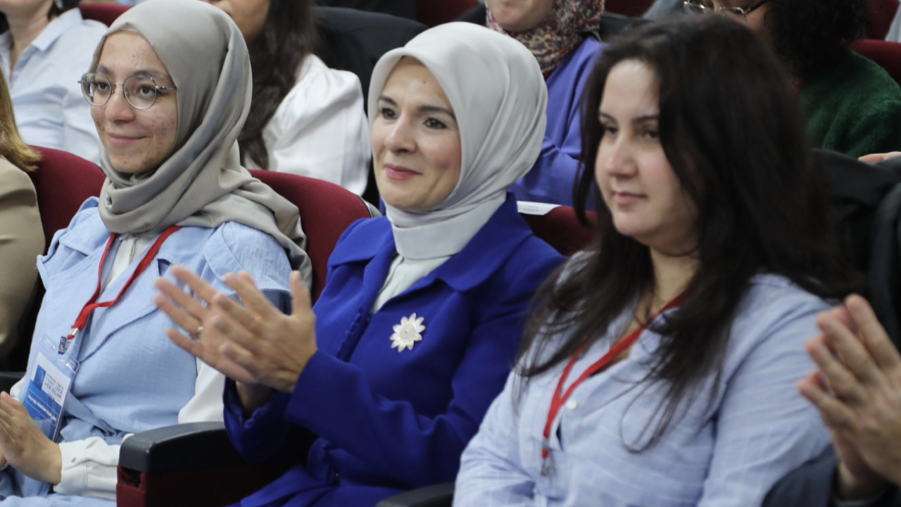 Bakan Mahinur Özdemir Göktaş açıkladı: Her aileye bir "Aile Rehberi" geliyor